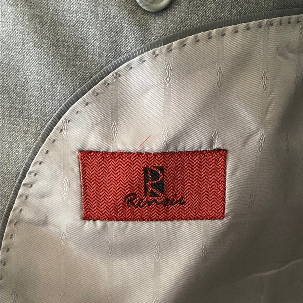 Gray Wool-Blend Suit With Structured Shoulders - image 3